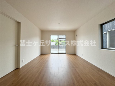 【居間・リビング】 | 静岡市駿河区中島 22期 新築一戸建て 4号棟 | リビングです