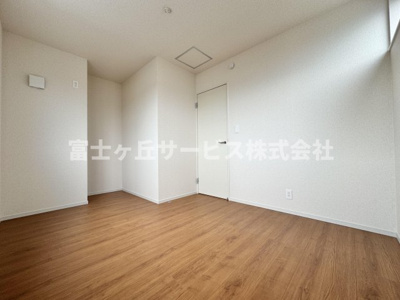 【洋室】 | 静岡市駿河区中島 22期 新築一戸建て 4号棟 | バルコニーに面した洋室です