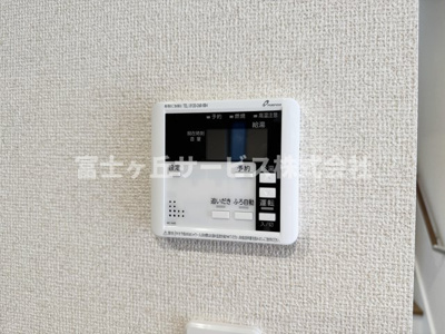 【発電・温水設備】 | 静岡市駿河区中島 22期 新築一戸建て 4号棟 | リビングからも操作ができて便利です
