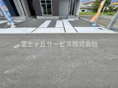 【駐車場】 | 静岡市駿河区中島 22期 新築一戸建て 4号棟 | 車種により3台駐車可能です