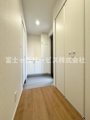 【玄関】 | 静岡市駿河区中島 22期 新築一戸建て 4号棟 | 収納もある玄関です