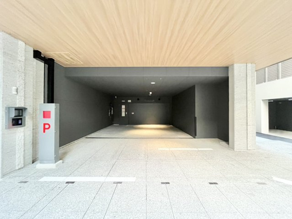 【駐輪場】 | 【タワーパーキング】AI搭載の快適タワーパーキング。
自宅でアプリによる出庫予約が可能。AIが毎日同じ時間に使う車を記憶し、待ち時間を短縮！