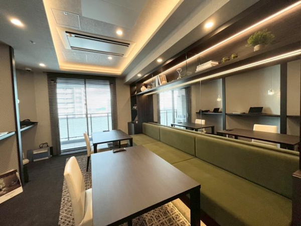 【その他共用部分】 | 【テレワークラウンジ】Wi-Fi完備！落ち着いた雰囲気の上質なインテリア。
自邸とは切り離された空間でリモートワークに集中したい方はもちろん、様々な使い方が可能。