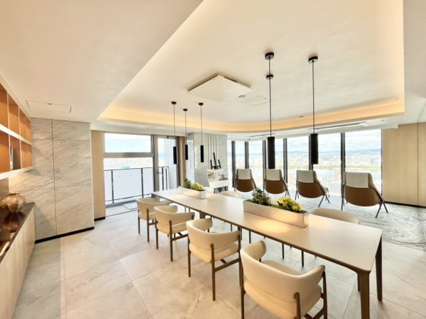 【ロビー】 | 【ビューラウンジ】ホテルライクな上品な雰囲気で語らいとくろぎを楽しめるスペースです。
パーティールームとしても利用可能。