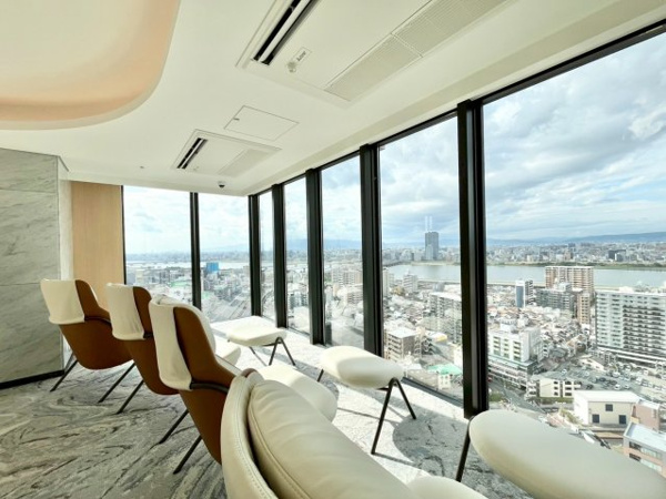 【ロビー】 | 【ビューラウンジ】ダイナミックな眺望を楽しみながら、リラクゼーションソファやテーブルセットでゆっくりと寛げます。