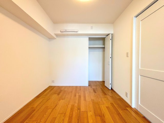 コスモ戸塚パークスクエアの洋室|◆室内はいつも明るい印象なので気持ちの良い朝を迎えられます。各部屋にはクローゼットを完備しており、収納が多いお家はすっきりして快適空間です。