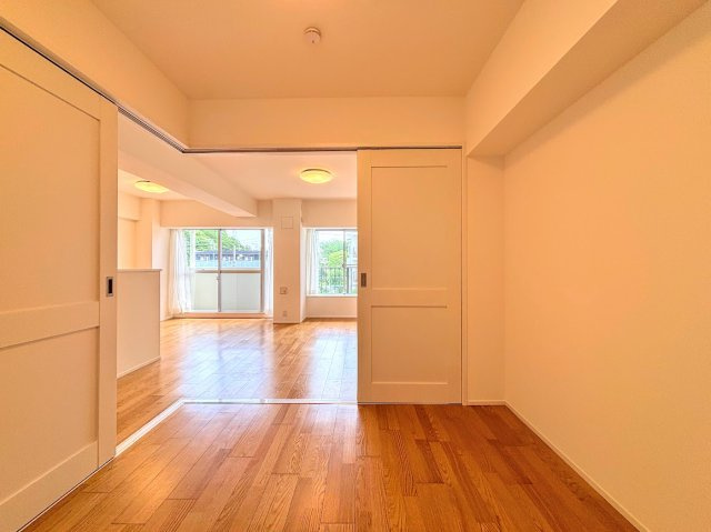 コスモ戸塚パークスクエアの居間・リビング|◆柔らかい陽光が差し込む明るいお部屋を演出する設計。彩光の取れる窓が気持ちの良いお部屋を創り上げます。