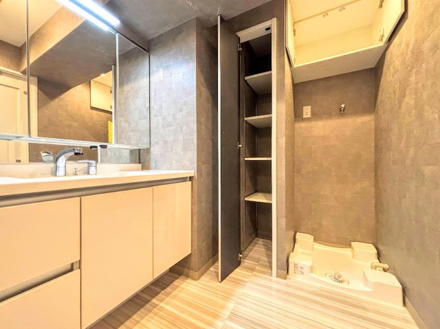 コスモ戸塚パークスクエアのランドリースペース|◆暮らし心地を大きく左右する収納を、適材適所に配置し使い勝手を考慮しました。空間を余すところなく有効利用した収納は生活空間をよりよいものにしてくれるでしょう。