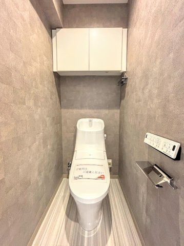 コスモ戸塚パークスクエアのトイレ|◆清潔感のある白を基調とした落ち着ける空間。小窓をもうけていますので、こもりやすい空気の入れ替えも簡単に行えますね！