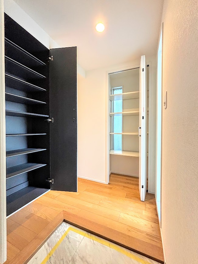 コスモ戸塚パークスクエアの玄関|◆明るい玄関です！散らかりやすい玄関もスッキリする大容量のシューズボックス付き。