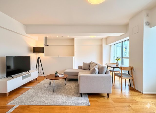 コスモ戸塚パークスクエアの居間・リビング|◆リフォーム済みでのお引渡しなので、即ご入居可能です。家具の配置や色など決めやすくスムーズにお引越しできます。（家具はイメージです）