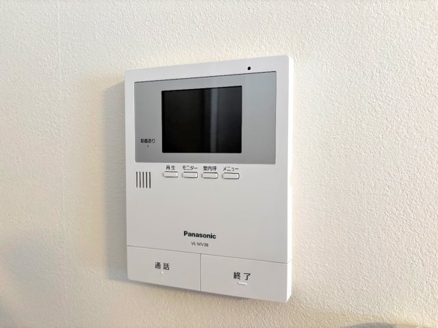 コスモ戸塚パークスクエアのセキュリティ|◆玄関に行かなくても来訪者が確認でき、ハンズフリーで会話をすることが出来ます。モニターを確認する事によって防犯効果も高まります。