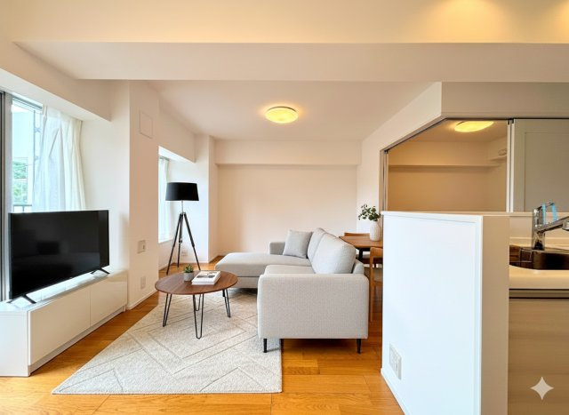 コスモ戸塚パークスクエアの居間・リビング|◆家族で食卓を囲むダイニングスペースと、ソファでゆったりくつろぐリビングスペースがしっかり区切られているので家具の配置や用途を使いわけしやすいです。（家具はイメージです）