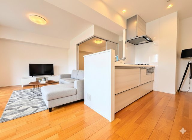 コスモ戸塚パークスクエアのキッチン|◆キッチンからダイニングやリビングが見渡せるキッチン。料理をしながら家族とコミュニケーションをとれるだけでなく、大きな開放感も得られることができます。（家具はイメージです）