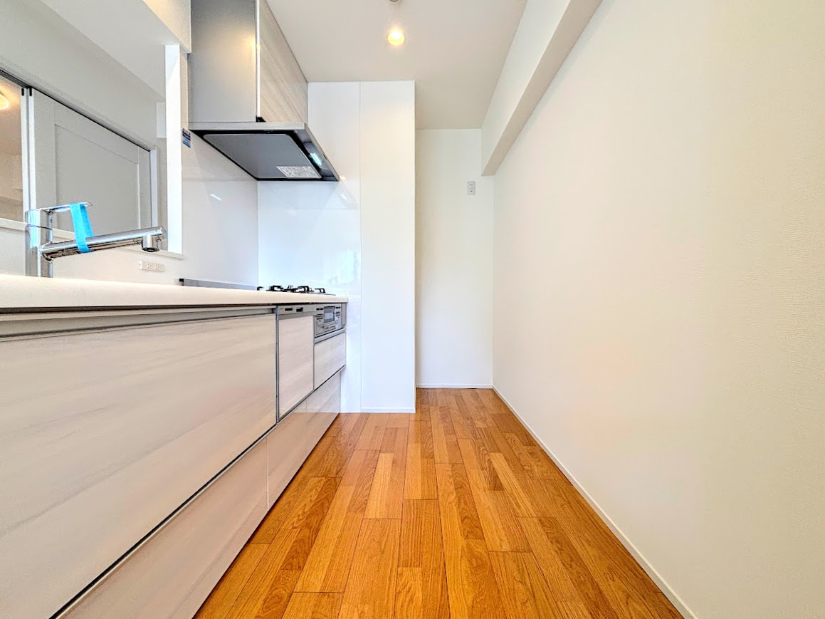 コスモ戸塚パークスクエアのキッチン|◆デザイン性と機能性を兼ね備えたキッチンです。リビングスペースとの一体感が生まれ、広々空間を演出してくれます。