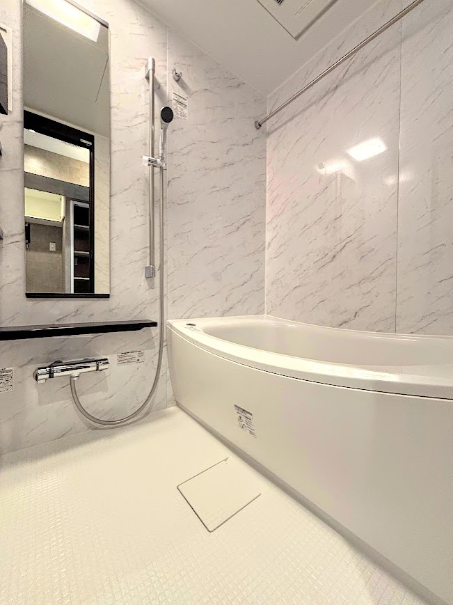 コスモ戸塚パークスクエアの浴室|◆モダンデザインの空間が気持ちよさを高めてくれるバスルーム。すっきりとした清潔感の中に都会的なセンスが感じられ、心身をリフレッシュできる寛ぎを深めてくれるスペースです。