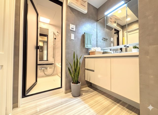 コスモ戸塚パークスクエアの独立洗面台|◆毎日使う場所だから、機能的で使いやすさに配慮したパウダールーム。すっきりと使えるように収納も豊富にご用意しています。