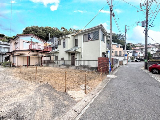 港南区芹が谷５丁目　新築戸建ての前面道路含む現地写真|◆前面道路も幅員があり車の運転も安心！前面道路は閑静な住宅地。車通りの少ない道路です。お子様にも安心です。
