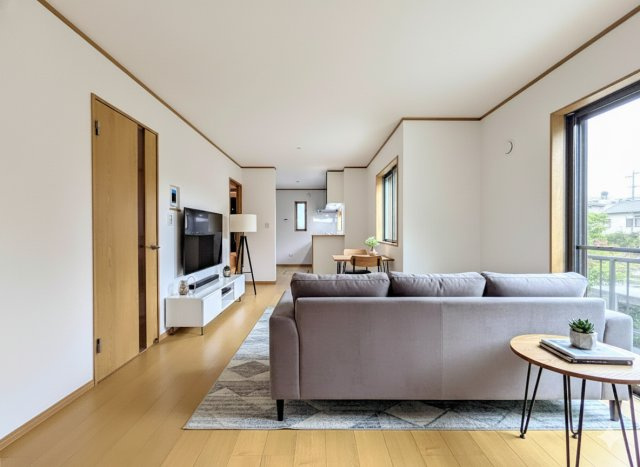 港南区芹が谷５丁目　新築戸建ての居間・リビング|［モデルハウス］◆室内はいつも明るい印象なので気持ちの良い朝を迎えられます。各部屋にはクローゼットを完備しており、収納が多いお家はすっきりして快適空間です。
