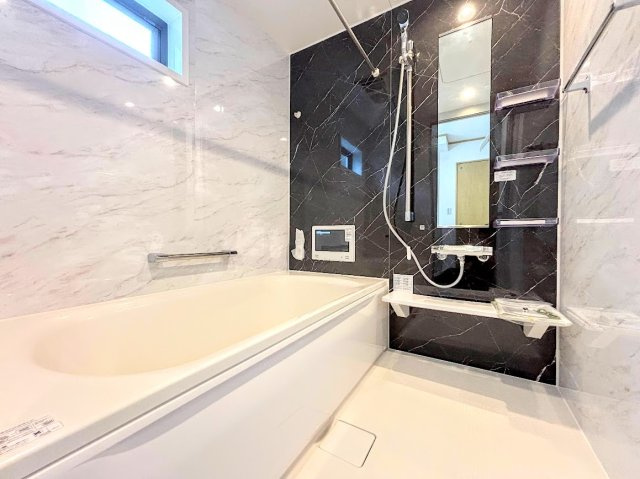港南区芹が谷５丁目　新築戸建ての浴室|［モデルハウス］◆お子様と一緒にバスタイムを楽しめる広々空間。浴室乾燥機付で心地よいバスタイムを実現します。
