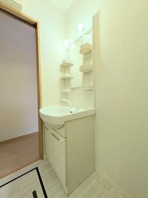 11帖の洋室は仕切りがあるので様々な利用が可能です♪