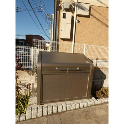 【設備】 | ガーデンホームズ高野 | ごみストッカー　※ゴミ出しは当日8時まで（前日不可）