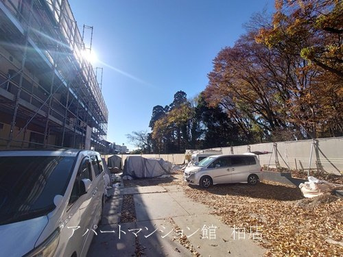 リベラル の駐車場