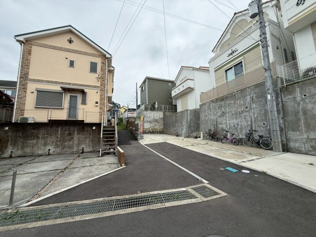 厚木市温水西1丁目新築戸建ての前面道路含む現地写真