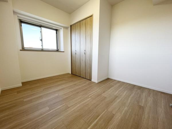 グーディッシュ千歳船橋の洋室|白とナチュラルの落ち着いたカラーセレクトです
