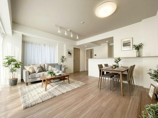 【居間・リビング】 | グーディッシュ千歳船橋 | キッチンからリビングダイニングまで見渡せて、ご家族のコミュニケーションも取りやすい間取りです♪
窓からも心地よい日が差し込みます♪※写真内家具はイメージパースとなります。