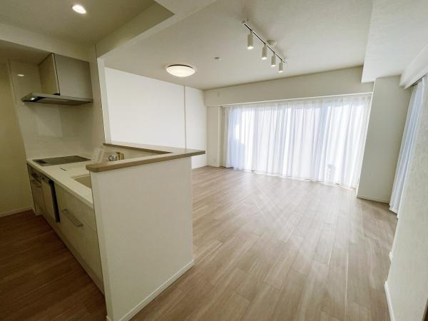 グーディッシュ千歳船橋の居間・リビング|リビングは明るく広々としていて開放感のある雰囲気です