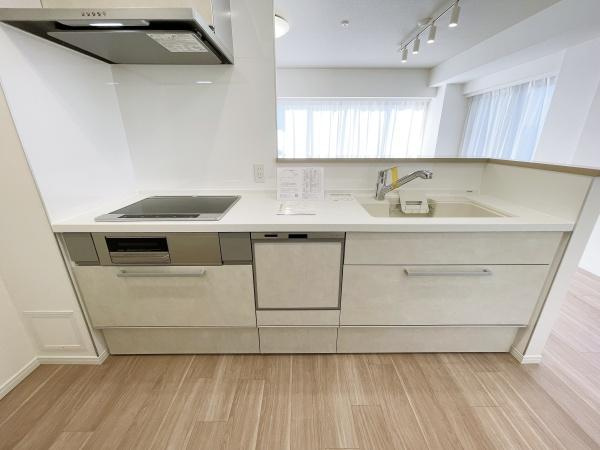 グーディッシュ千歳船橋のキッチン|キッチンスペースは広々しており、調理の効率が上がる３口ＩＨに、食洗器もついており、家事もはかどります♪