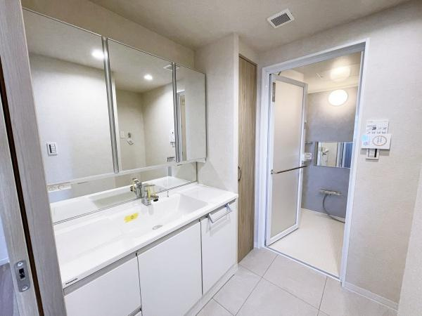 グーディッシュ千歳船橋の独立洗面台|十分な大きさの洗面台は収納力大。身だしなみチェックや歯磨きなど、朝の慌ただしい時間でも余裕とゆとりを感じられます♪
