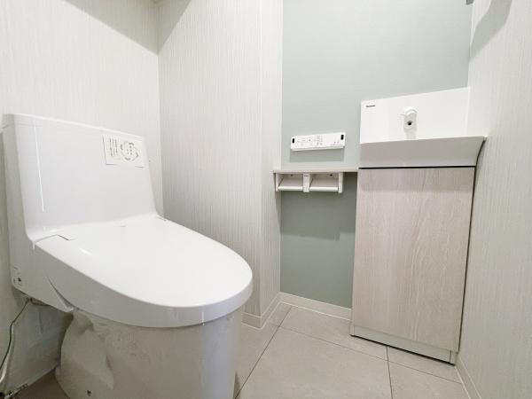 グーディッシュ千歳船橋のトイレ|明るくて広い落ち着いた色合いのトイレです♪
手洗いも付いています！