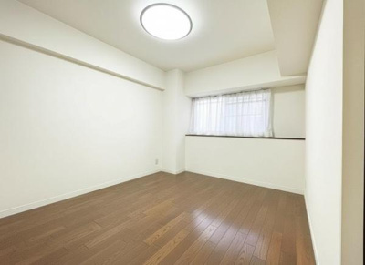 【寝室】 | ライオンズマンション金剛 | 全居室には収納を完備！普段使いのお洋服や小物はもちろん、季節物のお洋服などもしっかりと整理整頓おしまい頂けます。居室空間をより広く隅々までお使いいただけますね♪