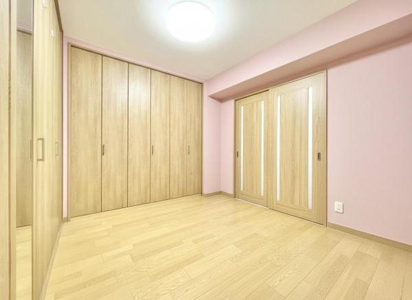 【洋室】 | ライオンズマンション金剛 | 木目のフローリングが暖かみのある室内に。明るい寝室で心地のいい朝を迎えられそう。