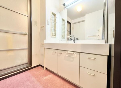 【トイレ】 | ライオンズマンション金剛 | 清潔感のある広々トイレです♪
便利な手洗台付き！