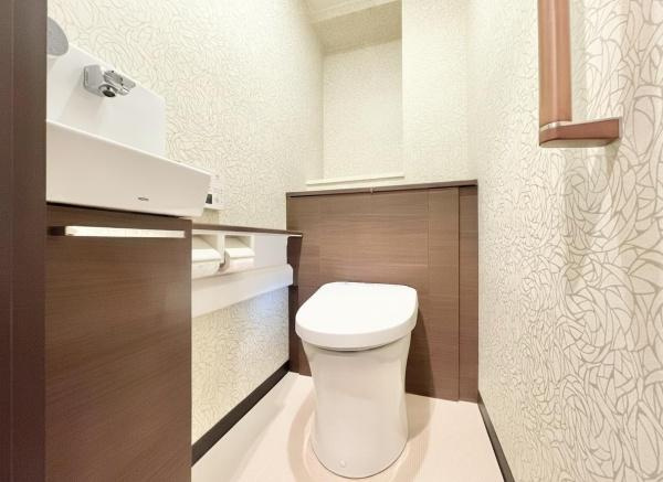 【独立洗面台】 | ライオンズマンション金剛 | ゆとりの洗面スペースで朝の身支度も快適スムーズに。髪のセットやお化粧もストレスなくこなせ、朝から気分良く通勤通学に向かえそうですね！