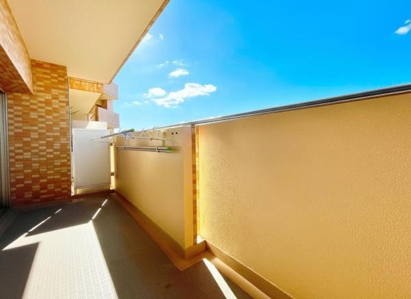 【トイレ】 | ライオンズマンション金剛 | 清潔感のある広々トイレです♪
便利な手洗台付き！