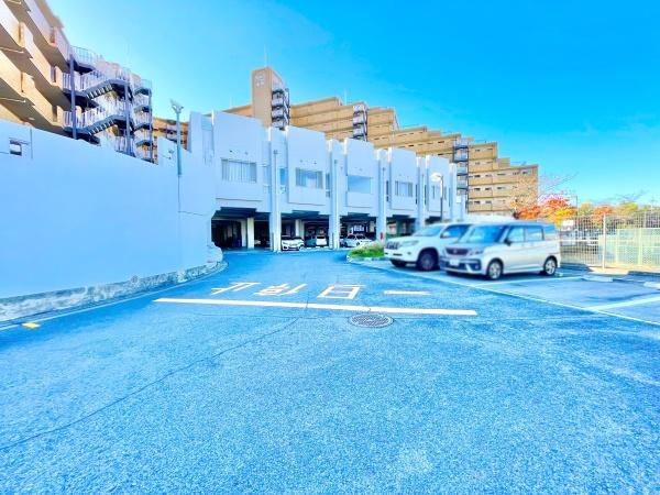 【駐車場】 | ライオンズマンション金剛 | お車の出し入れも楽々ですね♪現地駐車場部分になります！
