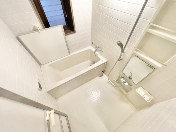 【浴室】 | ライオンズマンション金剛 | 毎日の疲れを癒やすバスタイムを♪空気が籠らない様に小窓も設置しております。