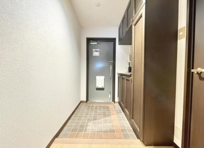 【居間・リビング】 | ライオンズマンション金剛 | ここにはみんなが集い、食事と楽しい会話が始まる。話に夢中になりすぎて、ついつい時を忘れてしまう。そんな束の間の幸せを感じさせてくれる場所。