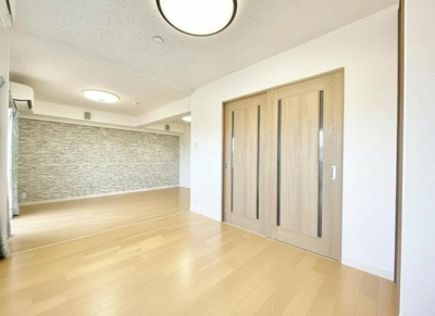 【洋室】 | ライオンズマンション金剛 | 木目のフローリングが暖かみのある室内に。明るい寝室で心地のいい朝を迎えられそう。