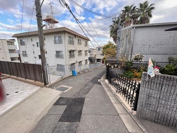 【前面道路含む現地写真】