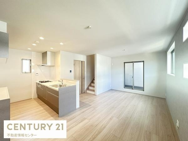 【居間・リビング】 | 伝法３丁目　新築戸建 | L字型のLDKは約15.2帖と広々と感じます！
ファミリーにオススメの4LDK！
リビング階段でお子様が小さいお子様がいるご家庭でも安心！