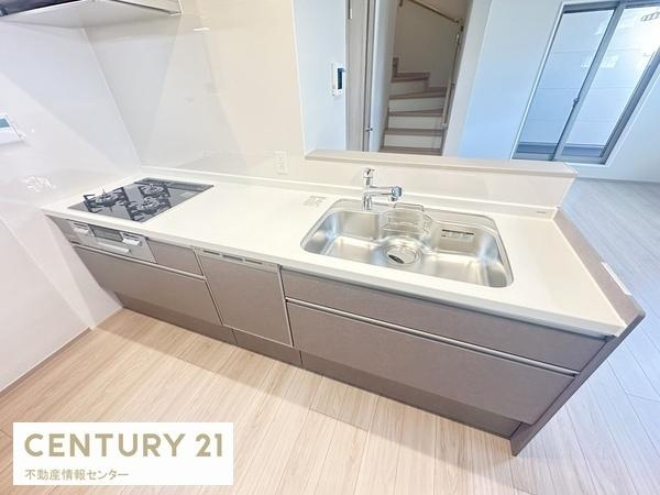 【キッチン】 | 伝法３丁目　新築戸建 | 大収納のカップボード付きのキッチン！
幅が広く調理もしやすくなっています！
食洗器付き！