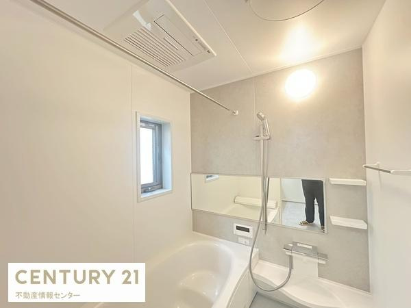 【浴室】 | 伝法３丁目　新築戸建 | 浴室暖房乾燥機付きのバスルーム！
小窓も付いているため、換気も可能です！