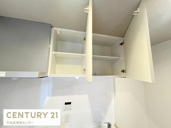 【キッチン】 | 大正リバーサイドヴィラ | キッチン上には収納もございます