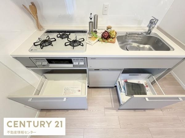 【キッチン】 | 大正リバーサイドヴィラ | もちろん下にも収納がございます