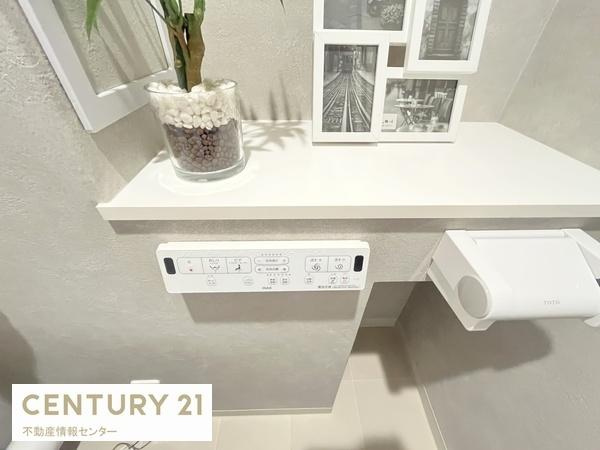 【トイレ】 | 大正リバーサイドヴィラ | 温水洗浄機能がしっかりついており、ちょっとしたスペースがございます